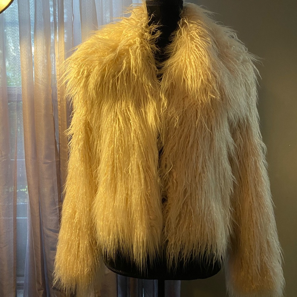 Cream Shaggy jacket very cute and stylish Forever 21 size a medium